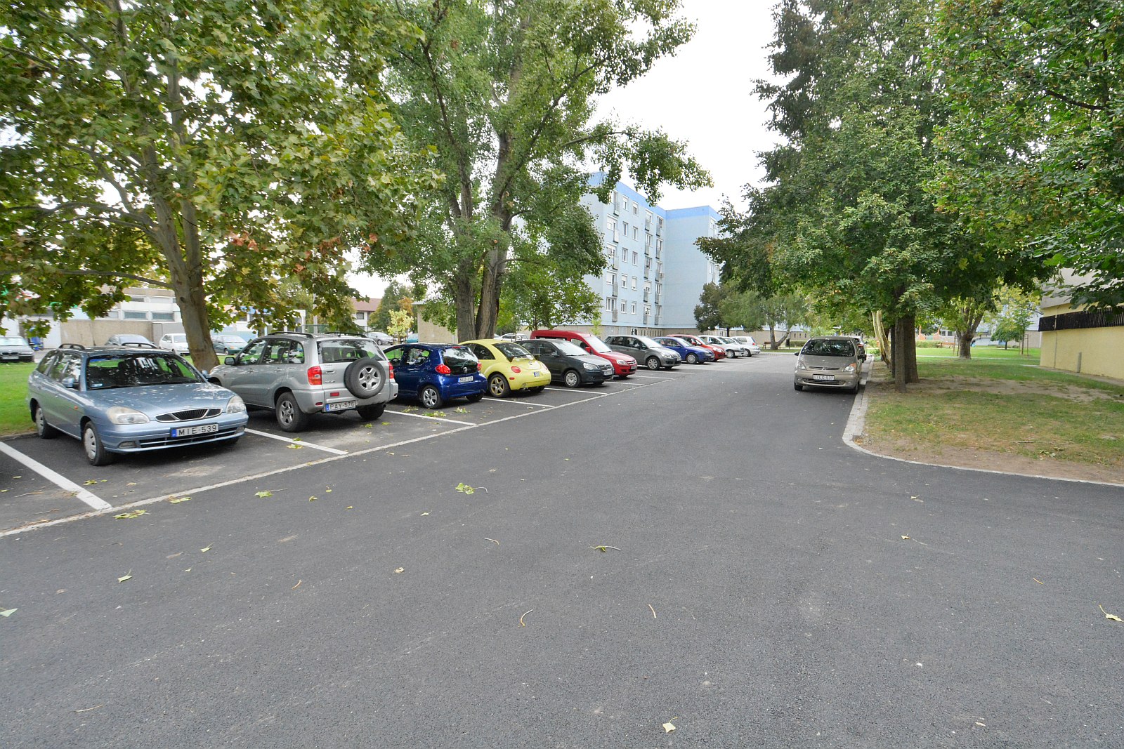 Újabb út- és parkolófelújítás készült el a Vízivárosban